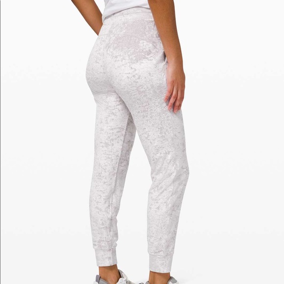Lululemon ready to rulu jogger 29” velve - Picture 2 of 4